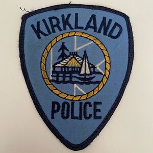 VINTAGE KIRKLAND POLICE DEPARTMENT USA EMBROIDERED WOVEN CLOTH SEW-ON BADGE